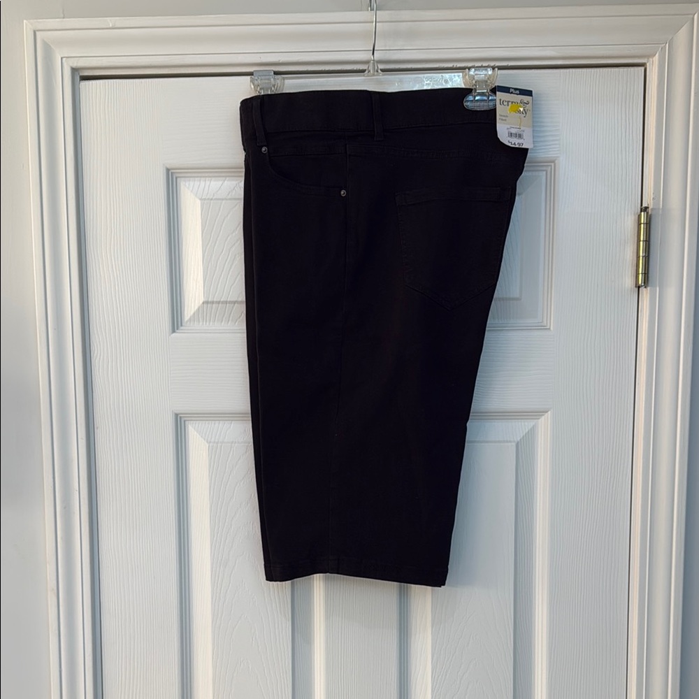 Terra & Sky Black Women's Bermuda Shorts